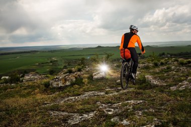 Genç adam dışarıda Bisiklete biniyor. Sağlıklı yaşam tarzı.