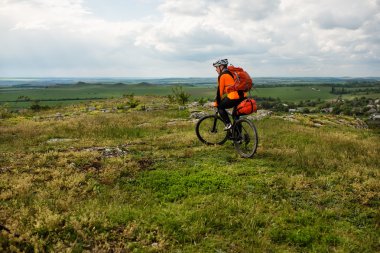 Genç adam dışarıda Bisiklete biniyor. Sağlıklı yaşam tarzı.