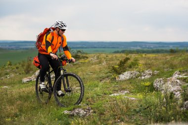 Genç adam dışarıda Bisiklete biniyor. Sağlıklı yaşam tarzı.
