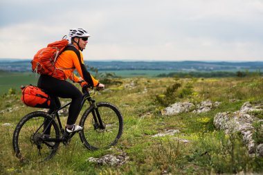 Genç adam dışarıda Bisiklete biniyor. Sağlıklı yaşam tarzı.