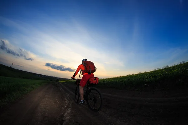 Draußen fährt ein junger Mann Fahrrad. Gesunder Lebensstil. — Stockfoto