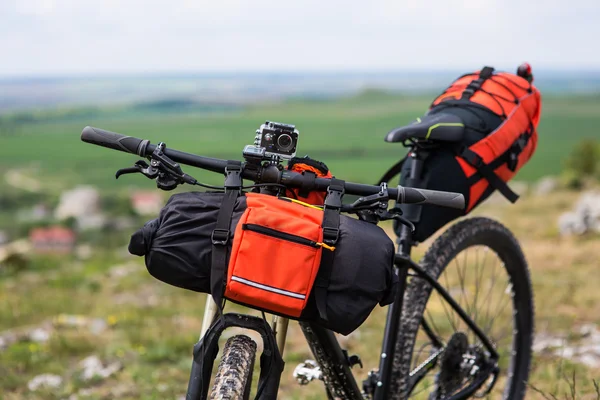 Bicicleta con bolsas naranjas para viajar — Foto de Stock