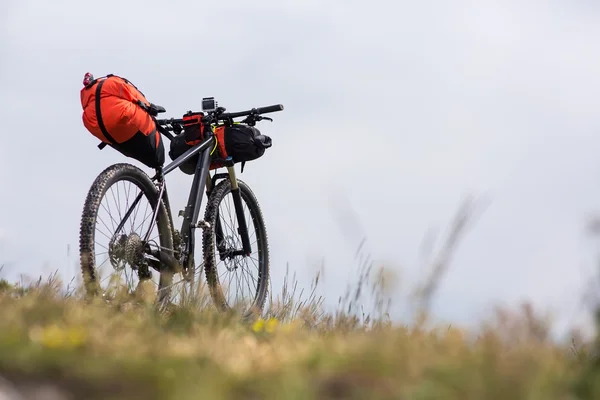 Bicicleta con bolsas naranjas para viajar —  Fotos de Stock