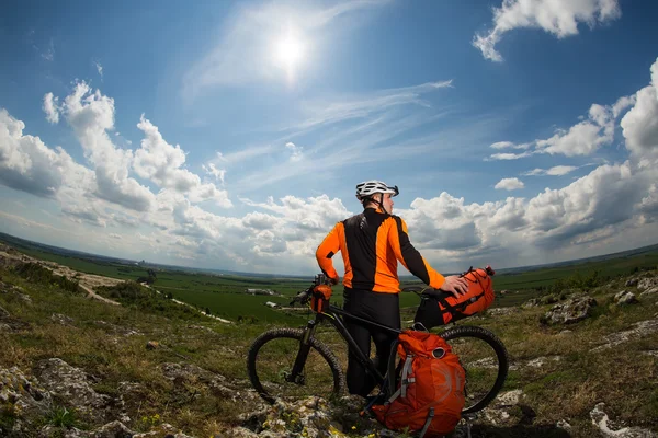 Draußen fährt ein junger Mann Fahrrad. Gesunder Lebensstil. — Stockfoto