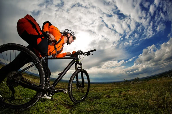 Jongeman is fiets buiten. Gezonde levensstijl. — Stockfoto