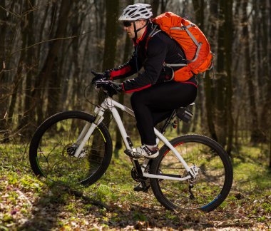 eylem freestyle dağ bisikleti oturumunda binici