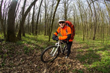 Güzel bahar ormandaki bisiklet sürme bisikletçi
