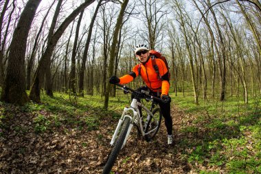 Güzel bahar ormandaki bisiklet sürme bisikletçi