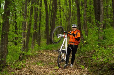 Bisikletçi bir iz yaz ormandaki bisiklet sürme