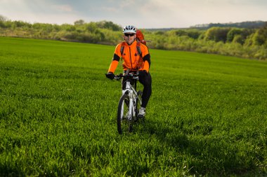 Adam bisikletçi bisiklet Günbatımı ile