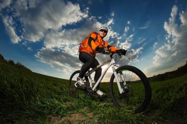 Motorcu turuncu mayoyu yeşil yaz sahaya sürme