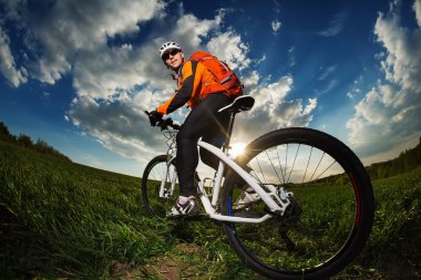 Motorcu turuncu mayoyu yeşil yaz sahaya sürme