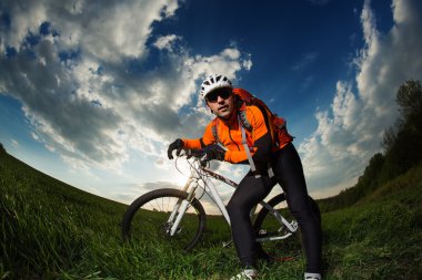 Motorcu turuncu mayoyu yeşil yaz sahaya sürme