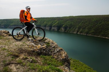 Güneşli bir günde bisikletle seyahat.