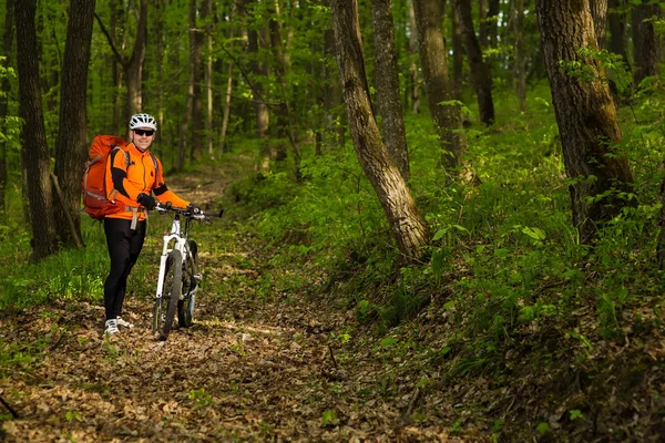A biciklizés, a nyomvonal a nyári erdei kerékpáros — Stock Fotó