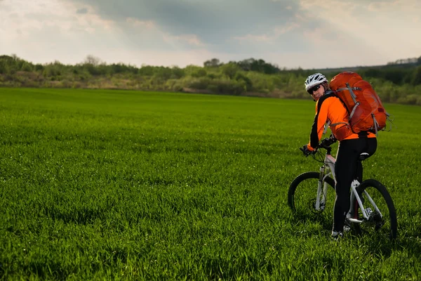 Man cyklist med cykel på sunset — Stockfoto