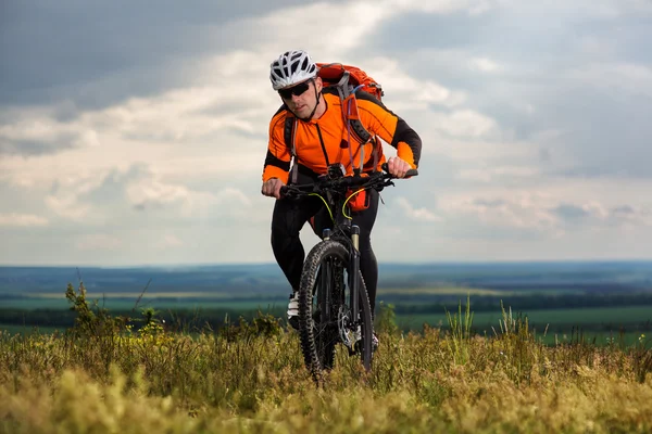 Jongeman is fiets buiten. Gezonde levensstijl. — Stockfoto