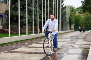 Genç hipster adamla sabit vites bisiklet şehir sokak üzerinde