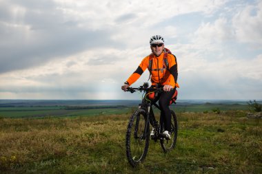 Genç adam dışarıda Bisiklete biniyor. Sağlıklı yaşam tarzı.