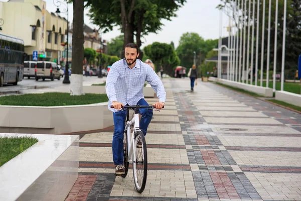 Hipster młody człowiek z stały bieg rower na ulicy miasta — Zdjęcie stockowe