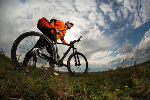 Il giovanotto sta andando in bicicletta fuori. Stile di vita sano . — Foto Stock