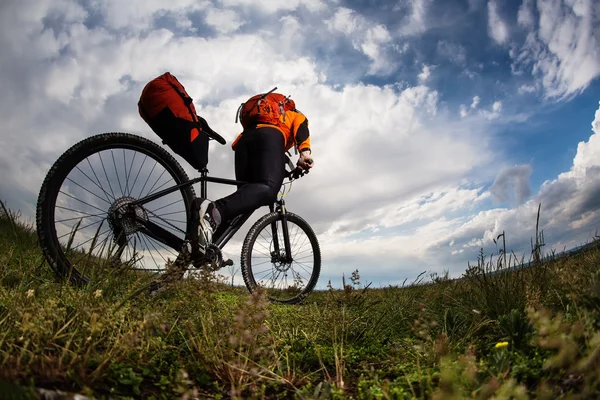 Draußen fährt ein junger Mann Fahrrad. Gesunder Lebensstil. — Stockfoto