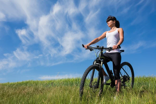 Ορεινή ποδηλασία ευτυχισμένος σπορ κορίτσι χαλαρώσετε στην ηλιόλουστη εξοχή λιβάδια — Φωτογραφία Αρχείου