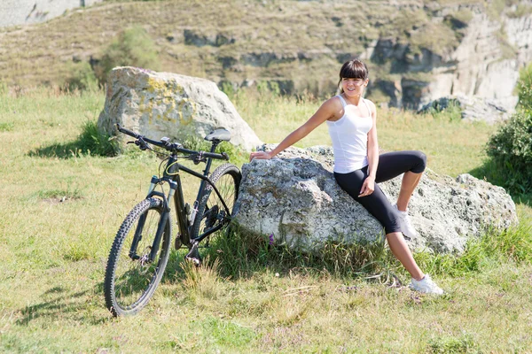 Mountainbiken glücklich sportliche Mädchen entspannen in Wiesen sonnige Landschaft — Stockfoto