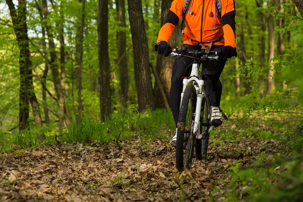 Estilo de vida saudável e conceito de fitness com homem de bicicleta de montagem ao ar livre — Fotografia de Stock