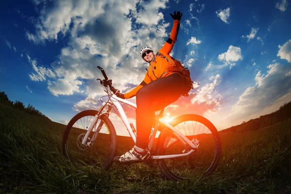 Fietser paardrijden fiets op een natuurleerpad in de bergen. — Stockfoto