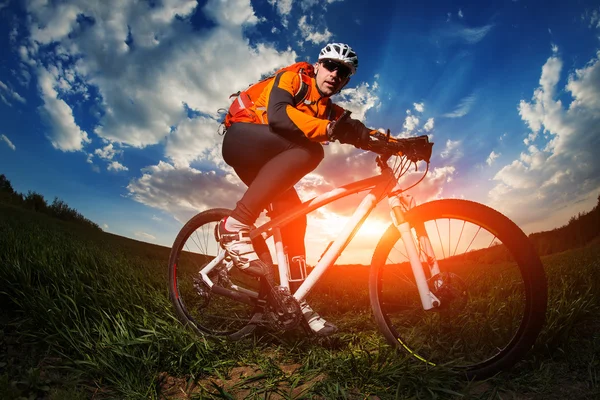 Ciclista montar en bicicleta en un sendero natural en las montañas . —  Fotos de Stock