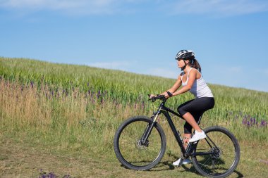 mutlu genç kadın binicilik bisiklet dışında