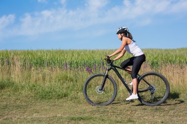 mutlu genç kadın binicilik bisiklet dışında