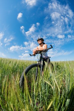 mutlu genç kadın binicilik bisiklet dışında