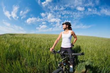 mutlu genç kadın binicilik bisiklet dışında
