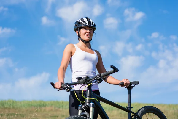 Щаслива молода жінка їде на велосипеді зовні — стокове фото