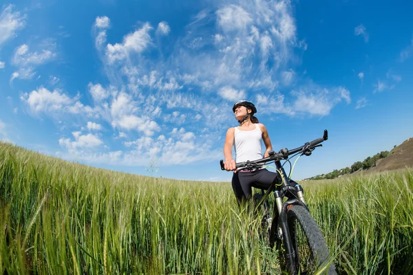 mutlu genç kadın binicilik bisiklet dışında