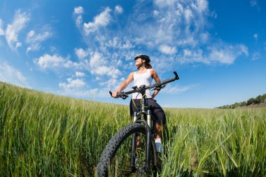 mutlu genç kadın binicilik bisiklet dışında