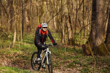 Bisikletçi bir iz yaz ormandaki bisiklet sürme