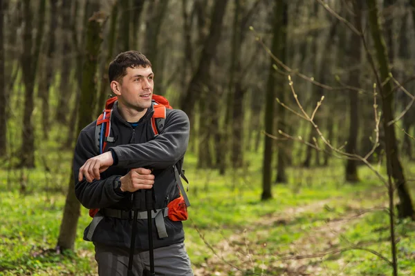 Caminante con mochila de senderismo y chaqueta en caminata en el bosque . — Foto de Stock