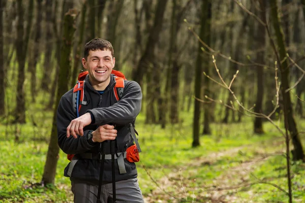 Caminante con mochila de senderismo y chaqueta en caminata en el bosque . — Foto de Stock