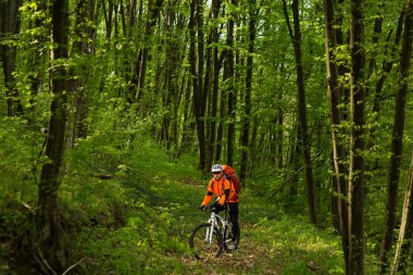 Motorcu orman yolu üzerinde