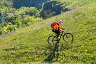 Bisikletçi güzel çayır izinde