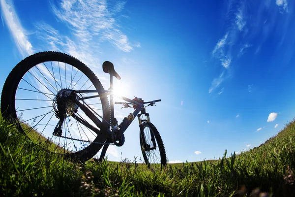 日没時に草原の自転車 — ストック写真