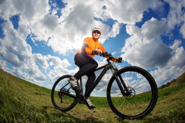 Bisikletçi güzel çayır izinde