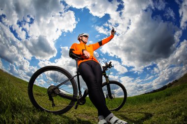 Bisikletçi güzel çayır izinde