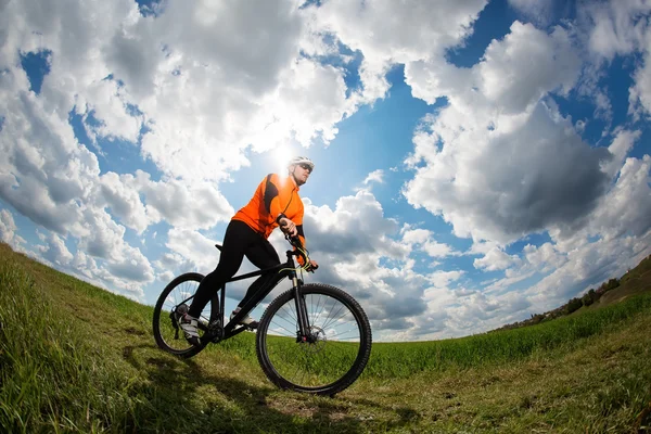 Fietser op de prachtige weide Trail — Stockfoto