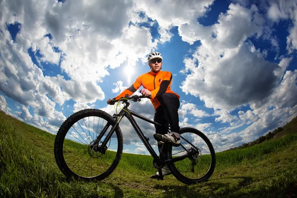 Ciclista na bela trilha do prado — Fotografia de Stock