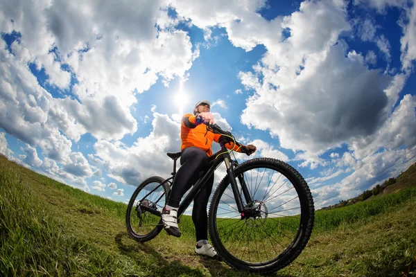 Ciclista na bela trilha do prado — Fotografia de Stock