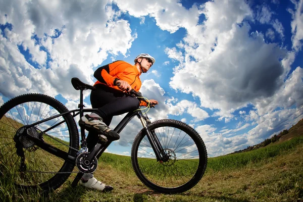 Ciclista en el hermoso sendero del prado — Foto de Stock